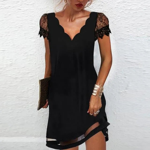 Noéline | Robe Mini Noire à Manches en Dentelle et Décolleté en V