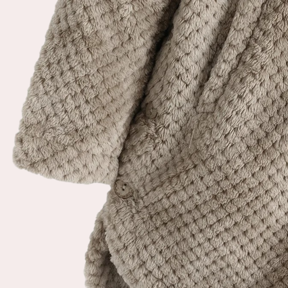 Apolline | Cardigan long à capuche en maille texturée, boutons élégants