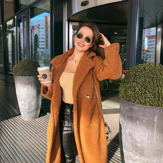 Coralie | Manteau Long Femme Relaxed Fit en Texture Teddy Douce avec Capuche et Col Revers à 2 Boutons