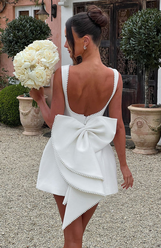 Robe Courte Élégante – Dos Nu Raffiné & Détails Précieux